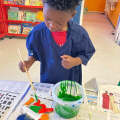 Kinder der Funimfundo-Abschlussklasse bauen ein Puppentheater